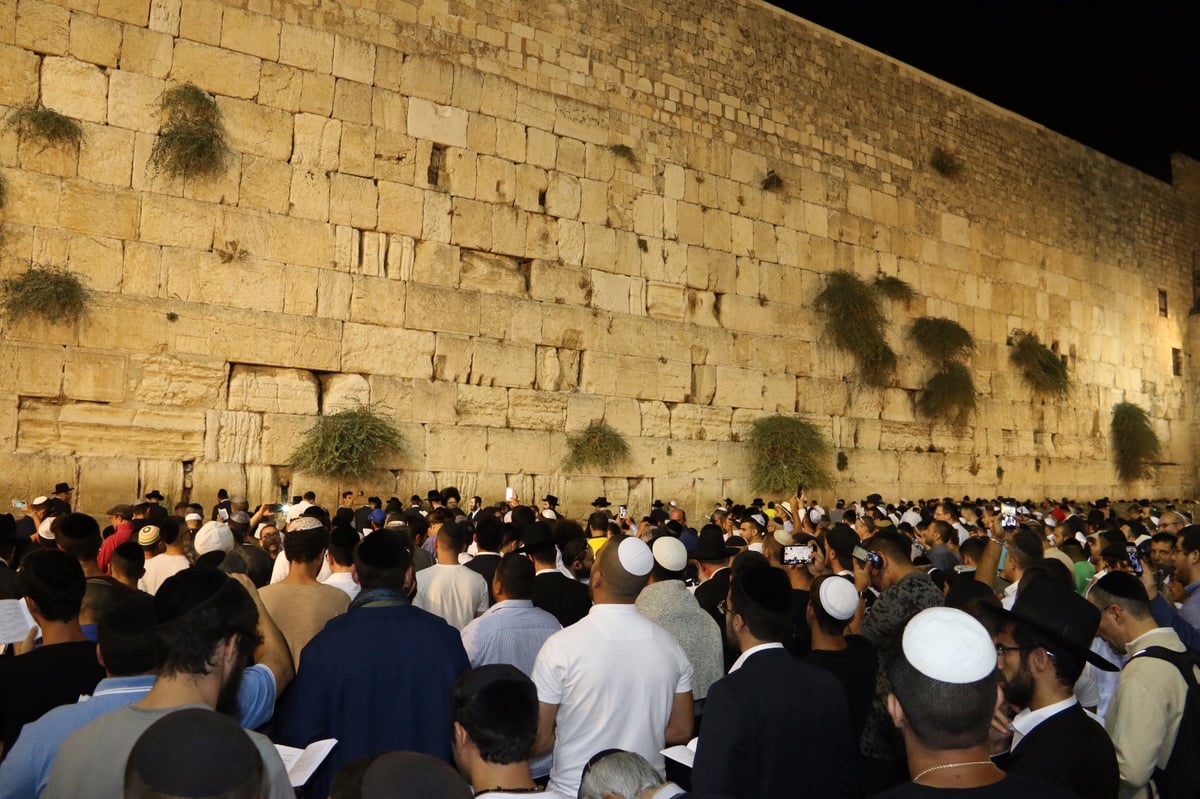 תיעוד: הסליחות הראשונות בכותל המערבי