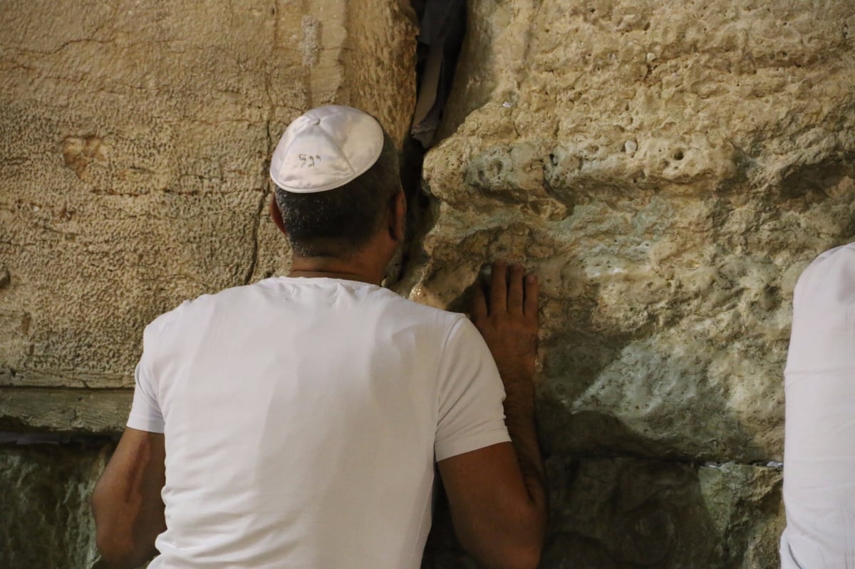 תיעוד: הסליחות הראשונות בכותל המערבי