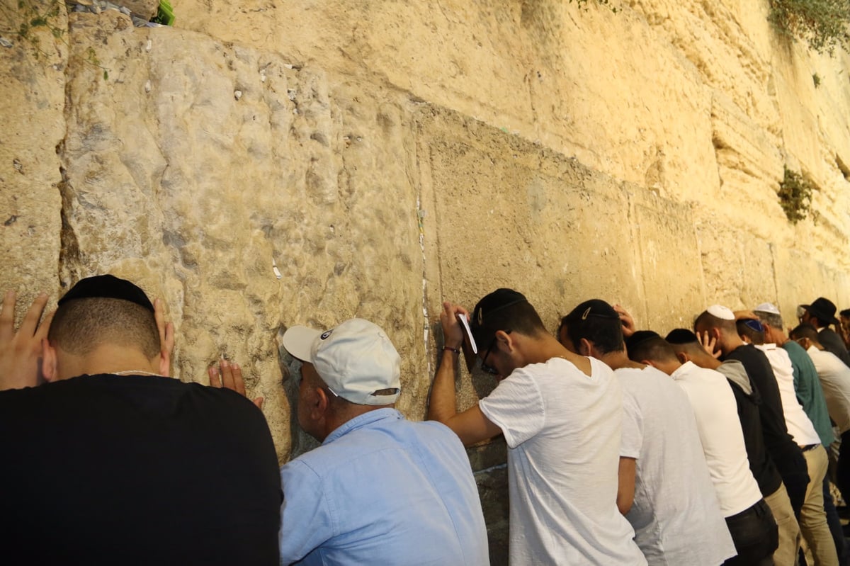 תיעוד: הסליחות הראשונות בכותל המערבי