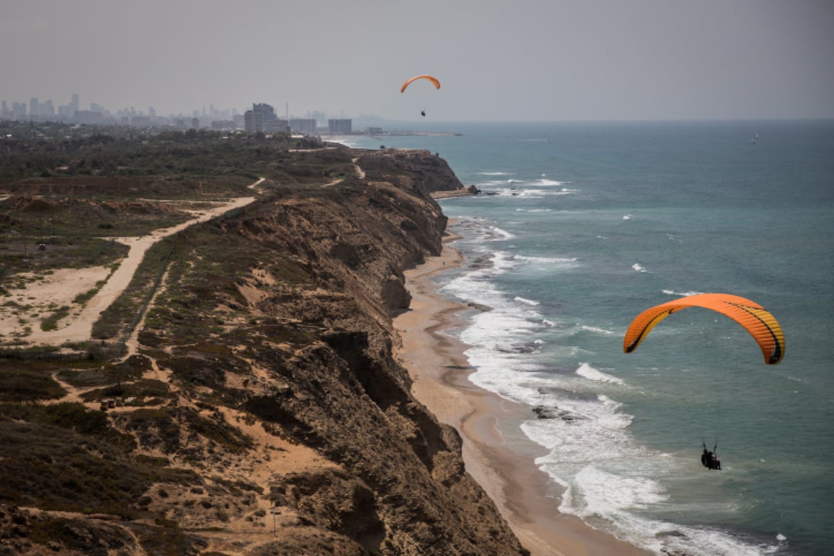 חוף געש, גלשנים ואפלוניה: סיור מהאוויר