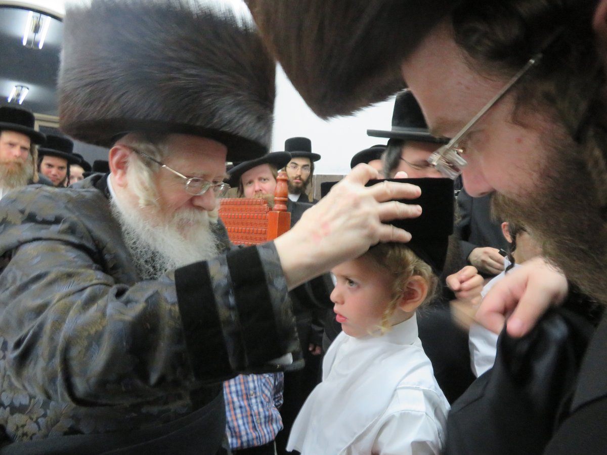 חלאקה לנכד האדמו"ר מקרעטשניף • תיעוד