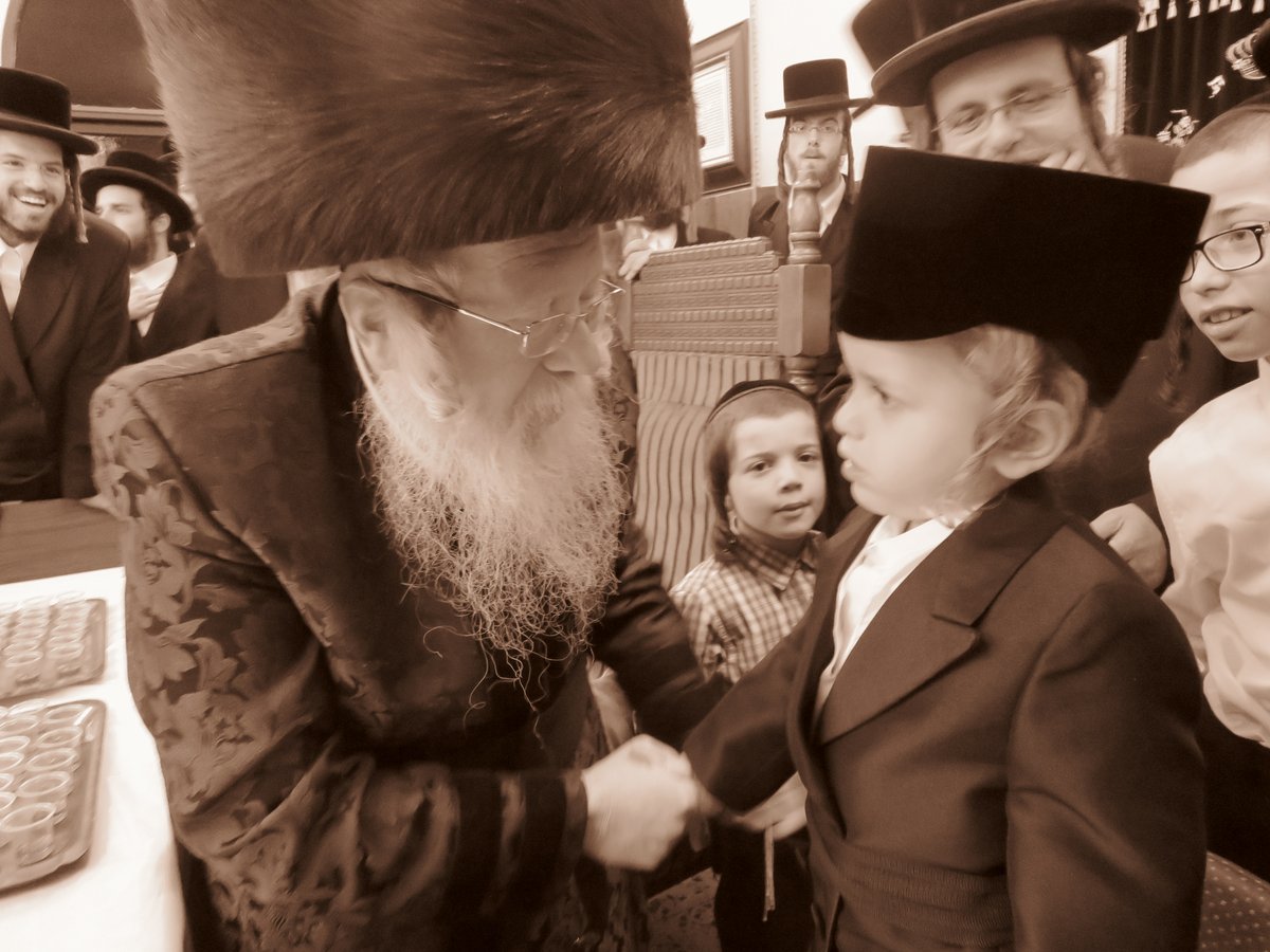 חלאקה לנכד האדמו"ר מקרעטשניף • תיעוד