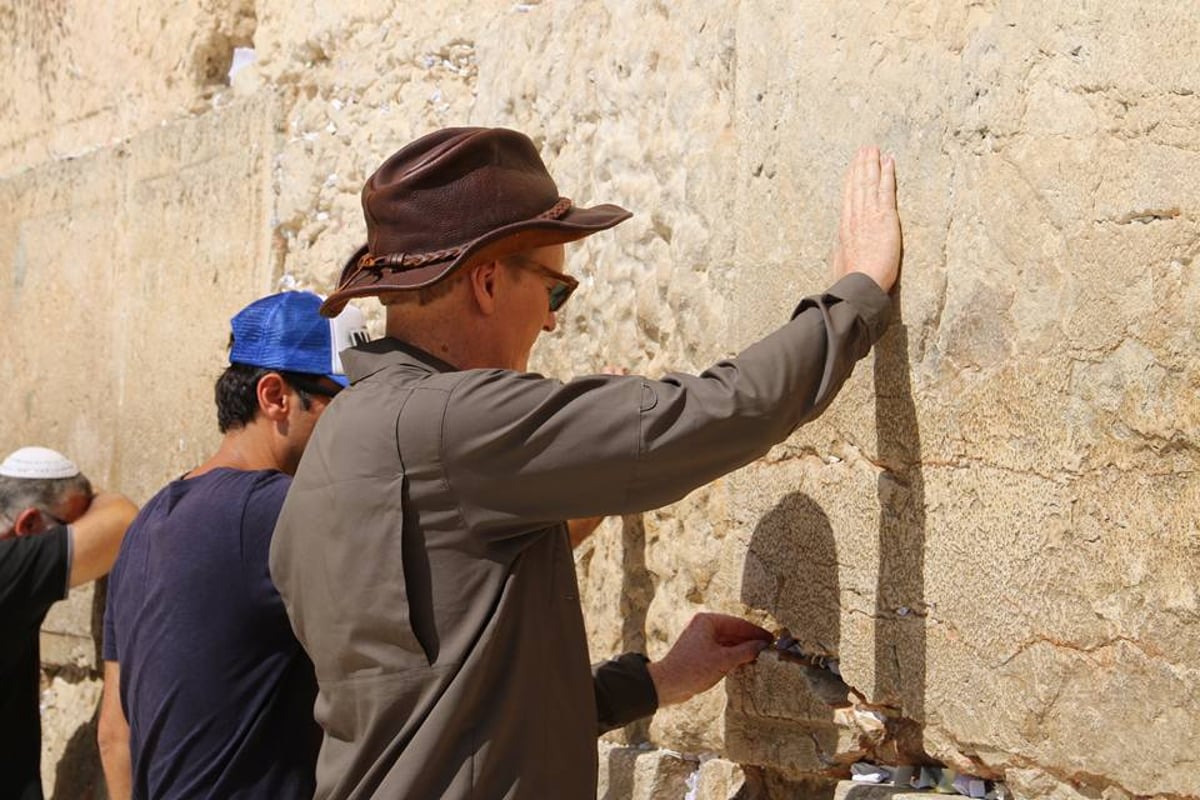 קונאן אובריאן ביקר בכותל המערבי • צפו