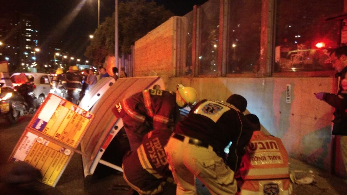 רכב התנגש בתחנת האוטובוס - הגג קרס ו-2 נשים נפצעו