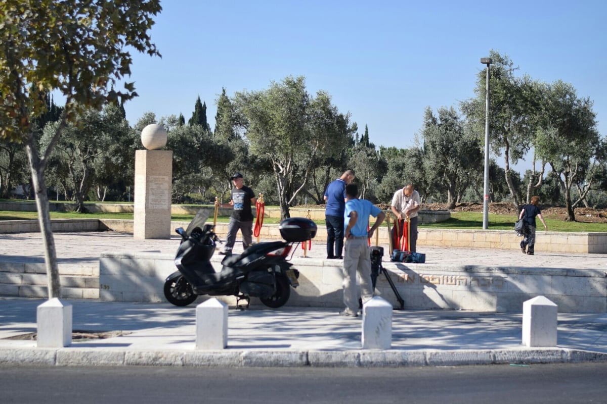 העובדים מפנים את הפסל.