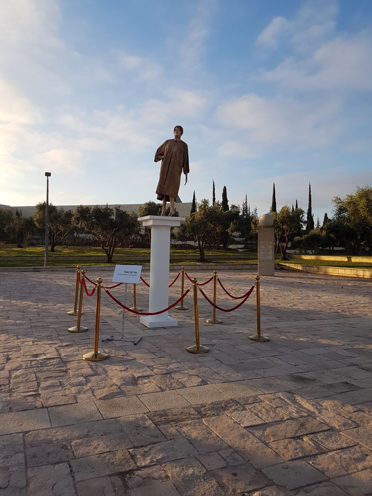 פסל מוזהב של הנשיאה מרים נאור הוצב והוסר • צפו