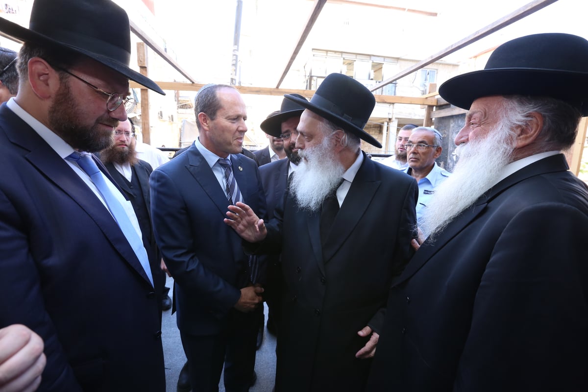 ברקת התקבל בכבוד במיר; ברקע: תוכנית לחידוש השכונה