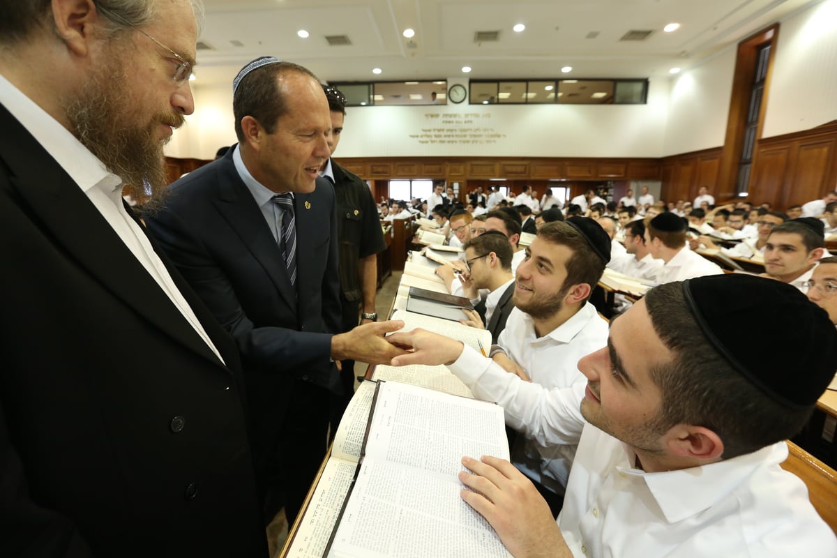 ברקת התקבל בכבוד במיר; ברקע: תוכנית לחידוש השכונה