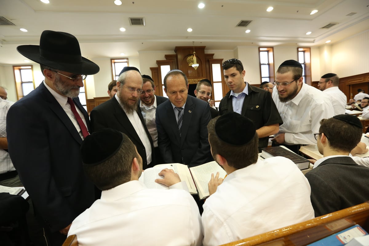 ברקת התקבל בכבוד במיר; ברקע: תוכנית לחידוש השכונה