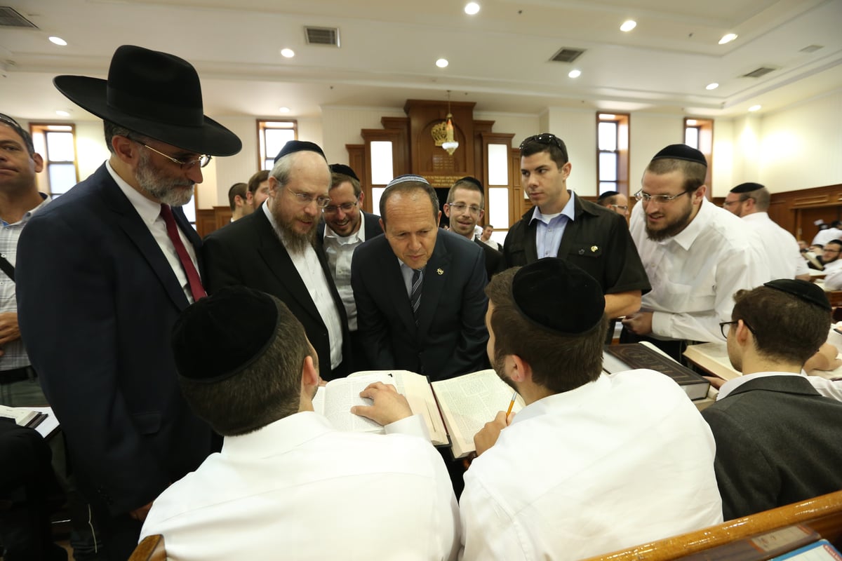 ברקת התקבל בכבוד במיר; ברקע: תוכנית לחידוש השכונה