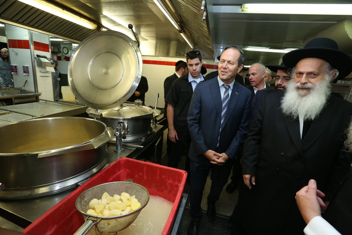 ברקת התקבל בכבוד במיר; ברקע: תוכנית לחידוש השכונה