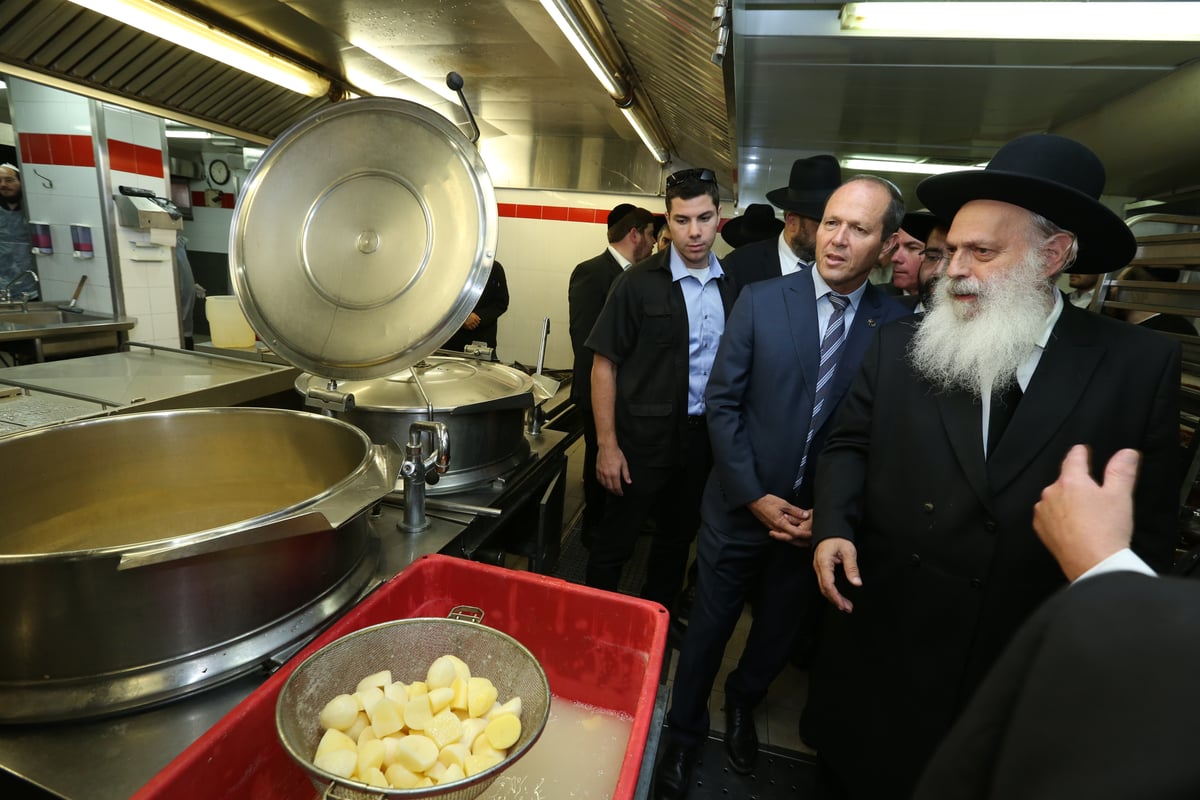 ברקת התקבל בכבוד במיר; ברקע: תוכנית לחידוש השכונה