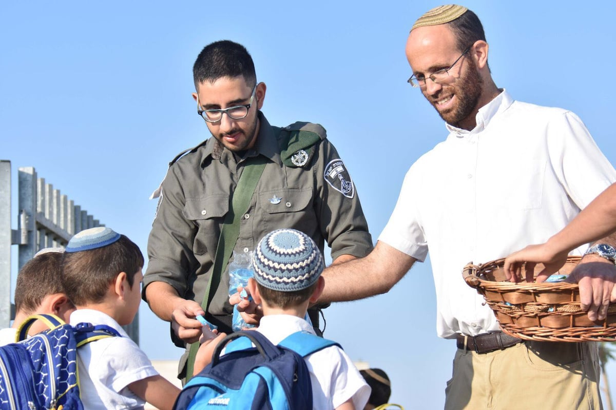 צפו: המפכ"ל רוני אלשיך ליווה את נכדו יהל לכיתה א'