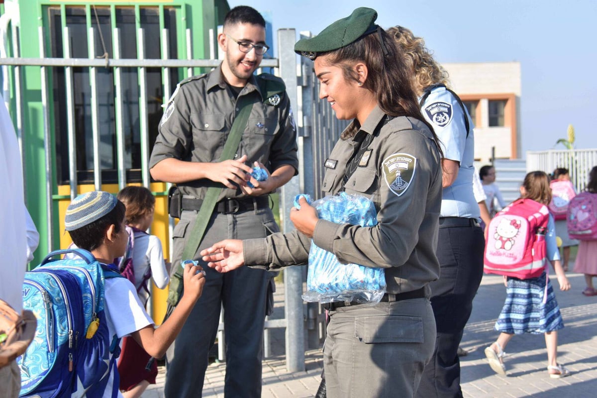 צפו: המפכ"ל רוני אלשיך ליווה את נכדו יהל לכיתה א'