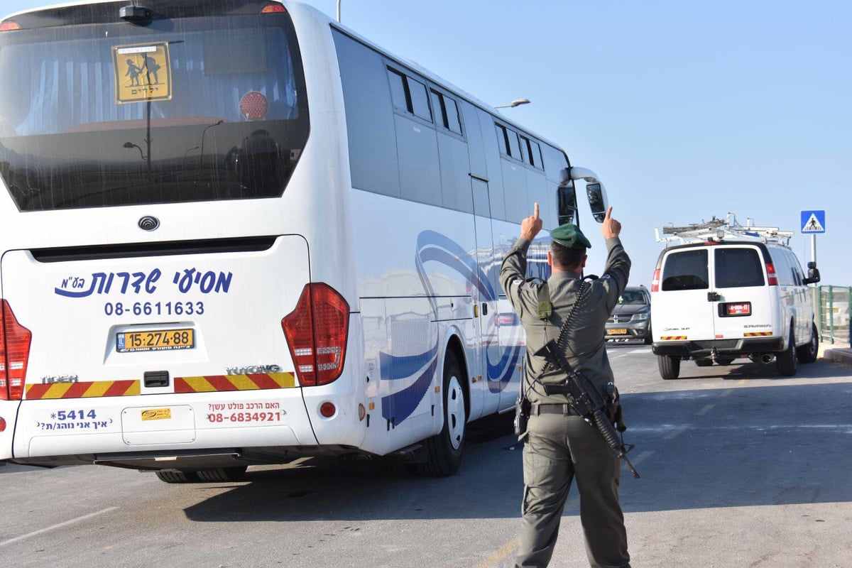 צפו: המפכ"ל רוני אלשיך ליווה את נכדו יהל לכיתה א'