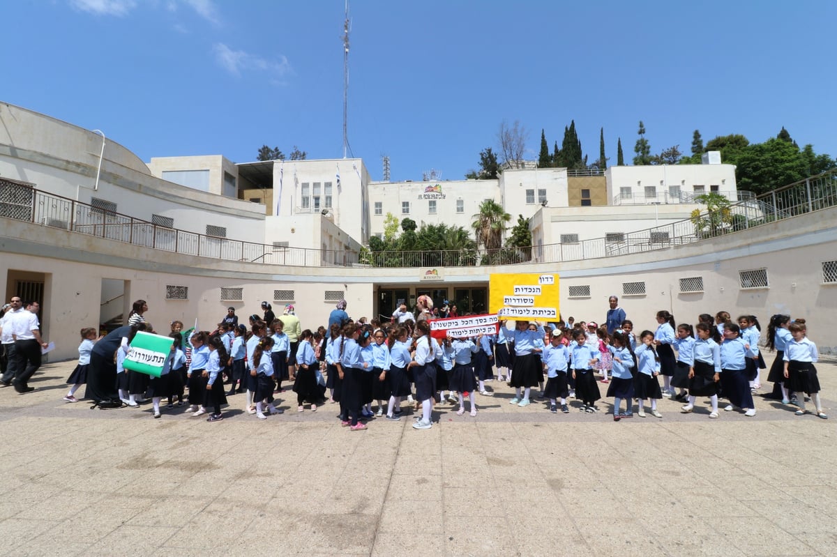 "תתעוררו": התלמידות של הרב דניאל זר הפגינו בעירייה • צפו