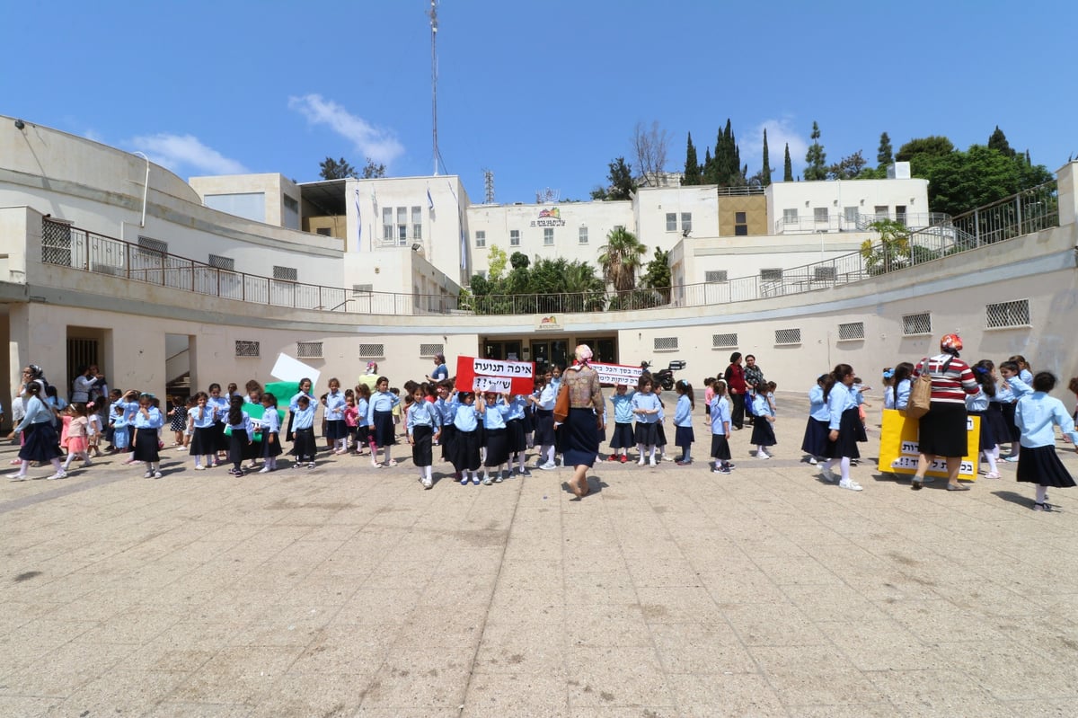 "תתעוררו": התלמידות של הרב דניאל זר הפגינו בעירייה • צפו