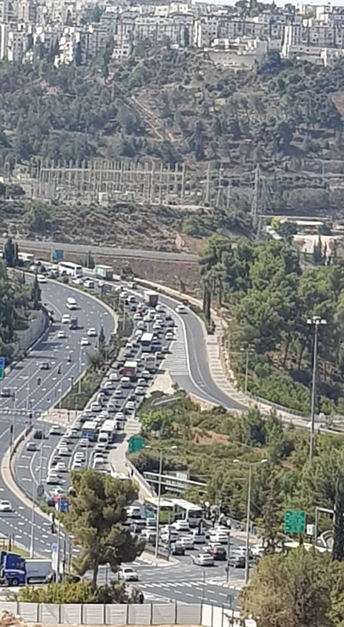 סכנת חיים: ניידת טיפול נמרץ נתקעה בפקק רמות • צפו