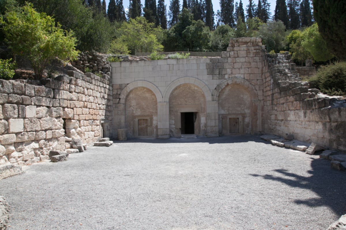 סיור מצולם במערות הקבורה בבית שערים