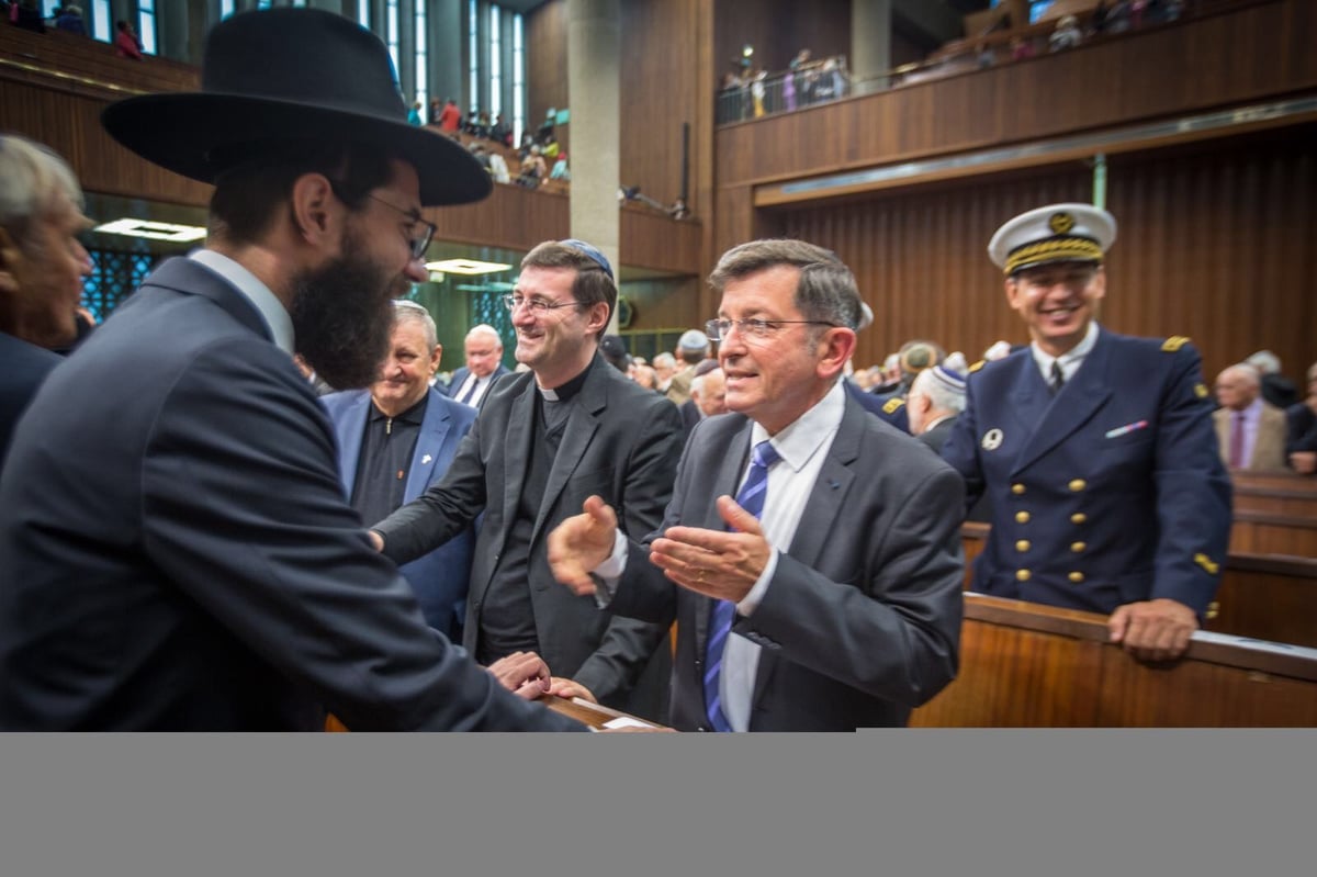 הרב הצעיר מונה לרבה של שטרסבורג • צפו במעמד ההכתרה