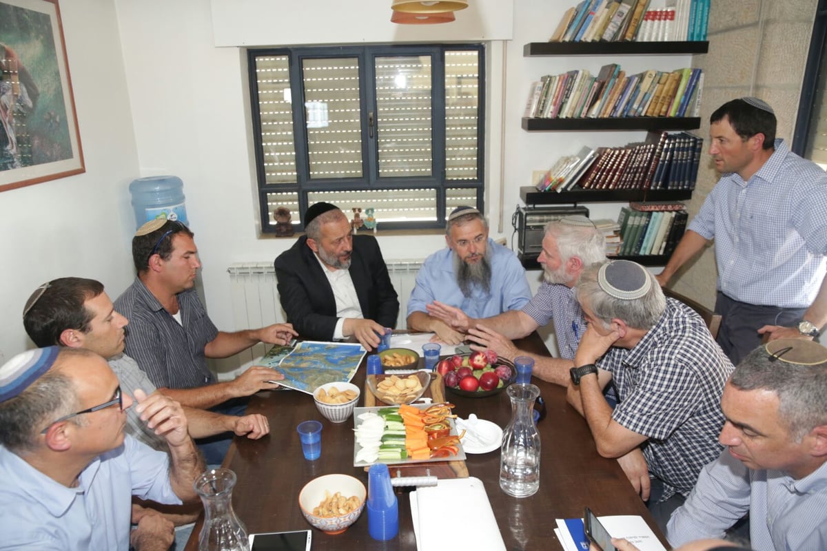 "גיבורי החיל"; אריה דרעי ערך סיור בחברון