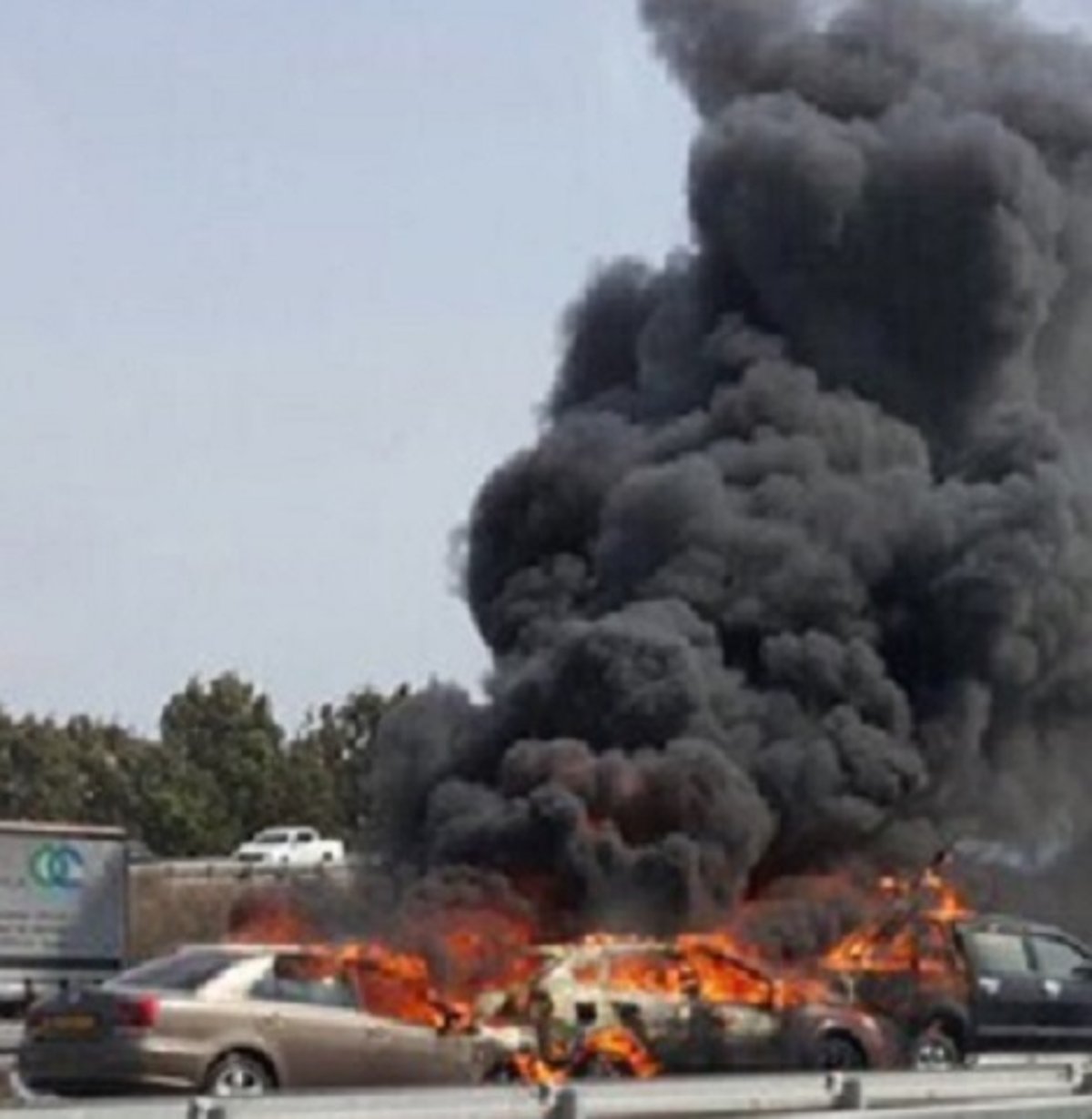 3  רכבים עלו באש בתאונת שרשרת; הפצועים - קל בלבד