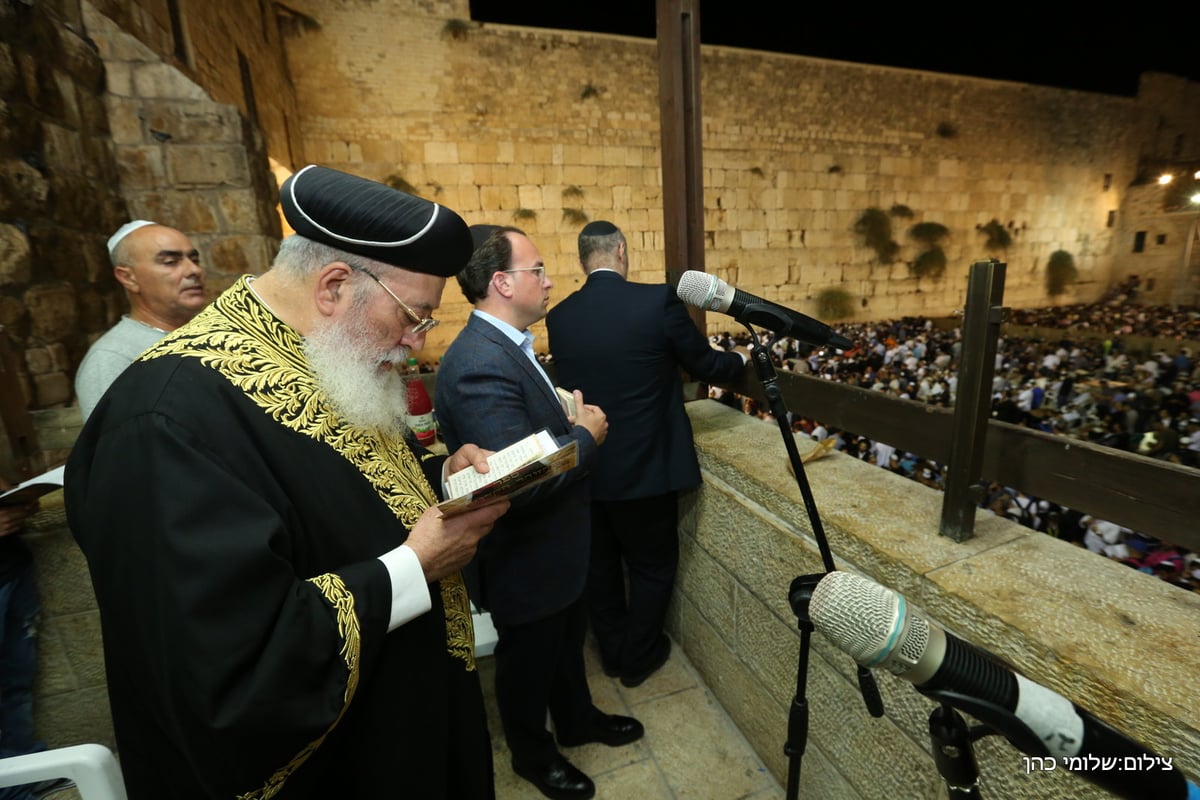 אלפים במעמד הסליחות ברחבת הכותל המערבי