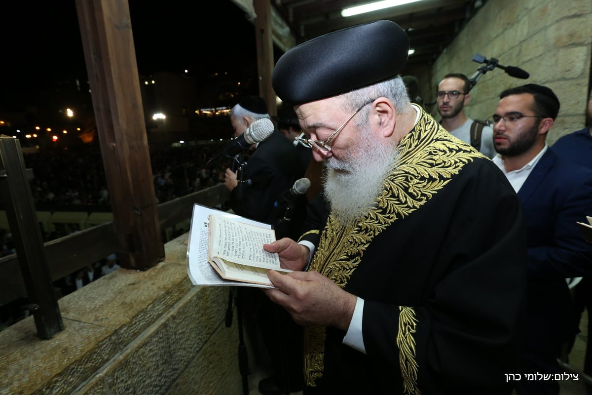 אלפים במעמד הסליחות ברחבת הכותל המערבי