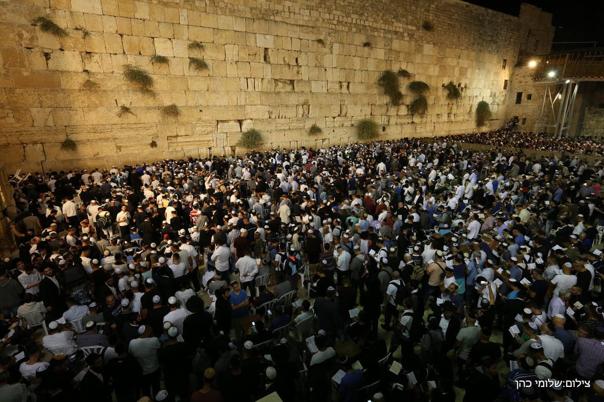 אלפים במעמד הסליחות ברחבת הכותל המערבי