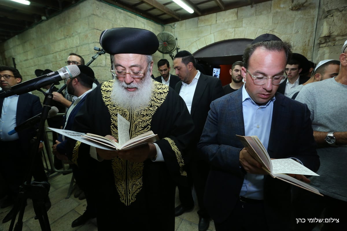 אלפים במעמד הסליחות ברחבת הכותל המערבי