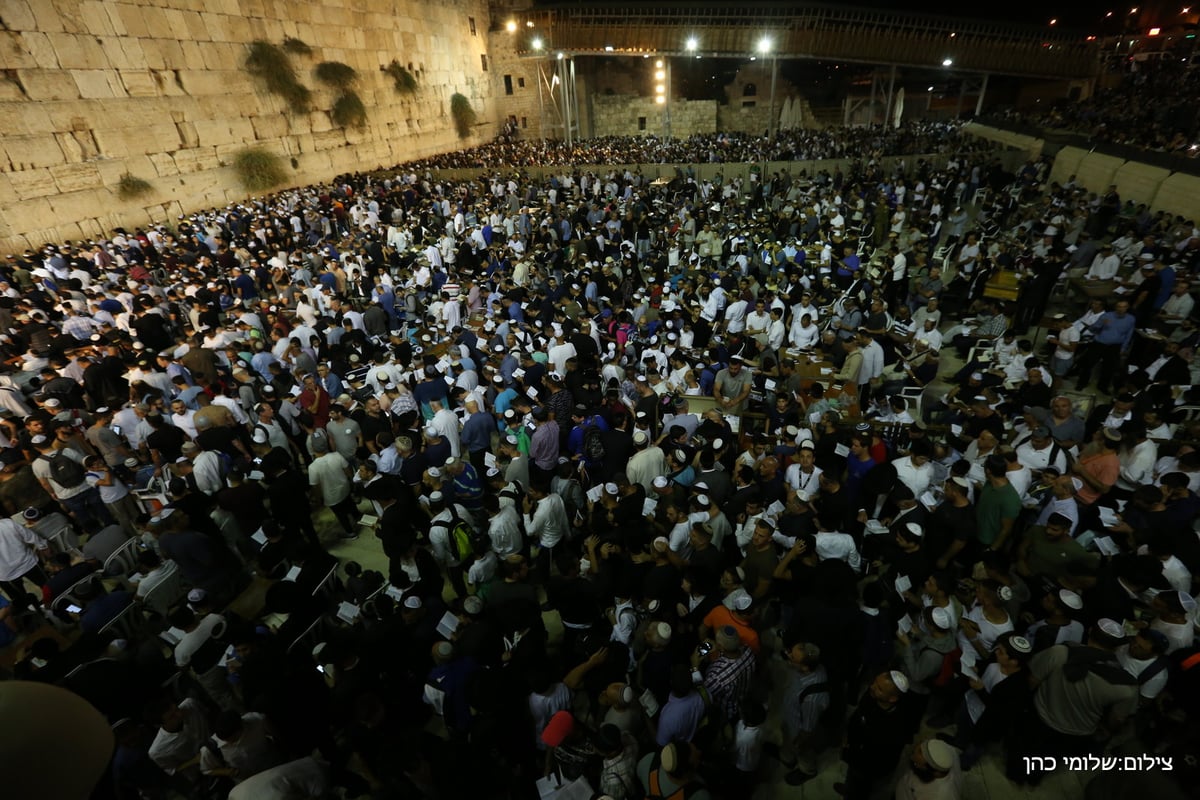 אלפים במעמד הסליחות ברחבת הכותל המערבי