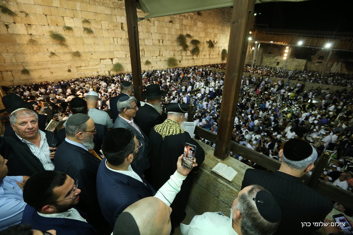 אלפים במעמד הסליחות ברחבת הכותל המערבי