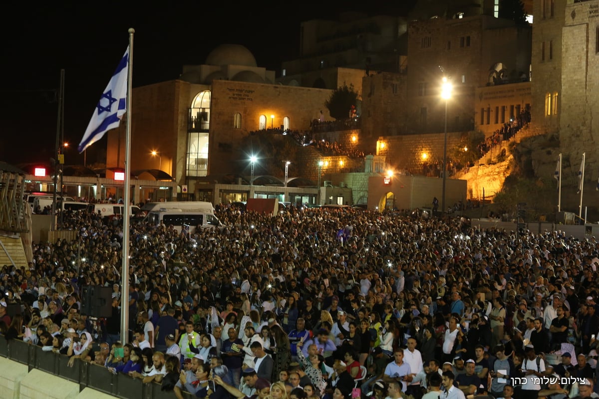 אלפים במעמד הסליחות ברחבת הכותל המערבי