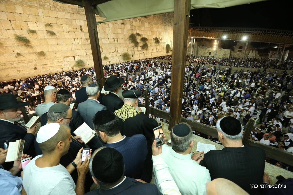 אלפים במעמד הסליחות ברחבת הכותל המערבי