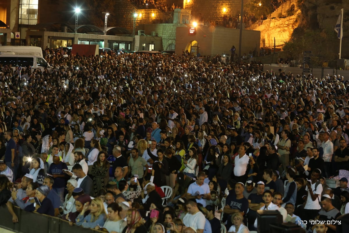 אלפים במעמד הסליחות ברחבת הכותל המערבי