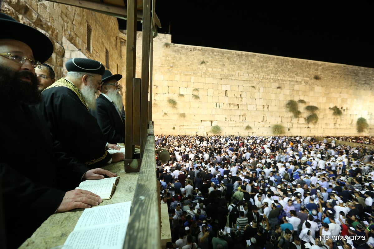 אלפים במעמד הסליחות ברחבת הכותל המערבי