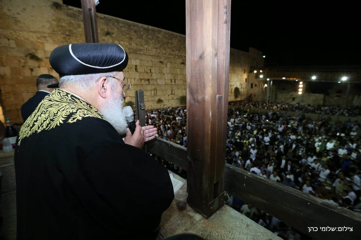 אלפים במעמד הסליחות ברחבת הכותל המערבי