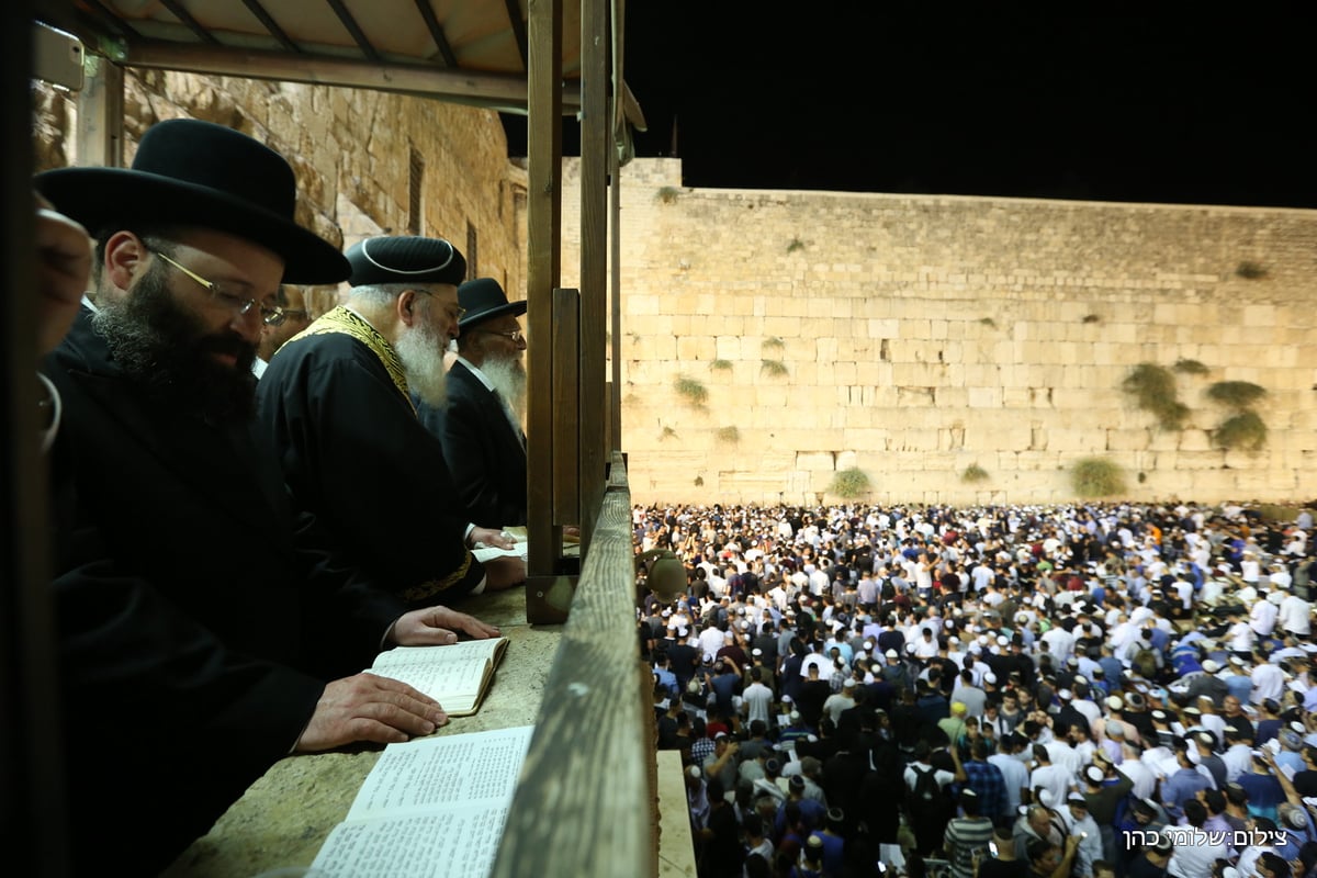 אלפים במעמד הסליחות ברחבת הכותל המערבי