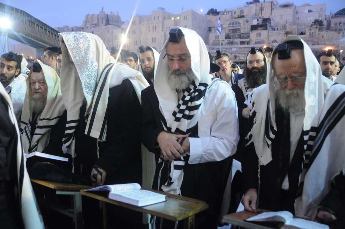 הילולת החפץ חיים:  אלפים התפללו בכותל • צפו