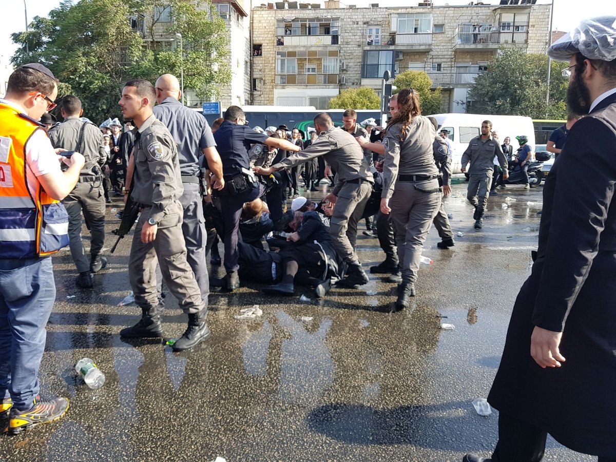 השוטרת הטיחה את הנער המפגין על הכביש • צפו