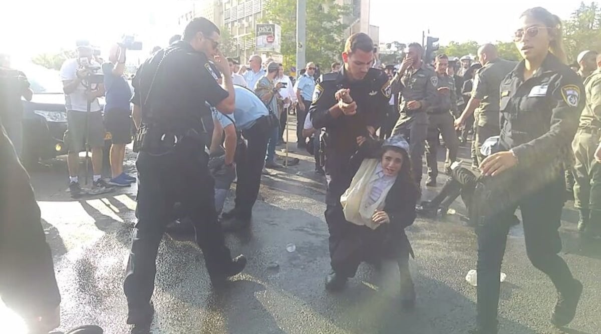 צפו: מג"בניק דוחף בברוטאליות מפגין חרדי