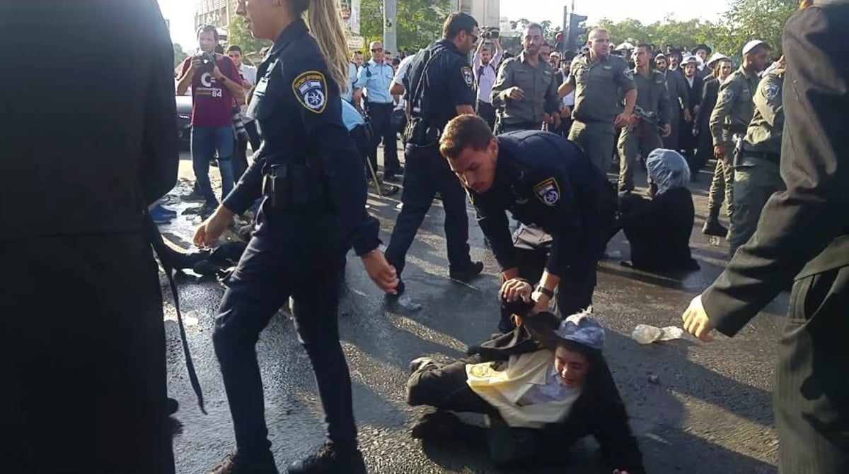 צפו: מג"בניק דוחף בברוטאליות מפגין חרדי