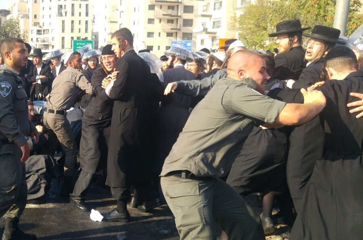 צפו: מג"בניק דוחף בברוטאליות מפגין חרדי