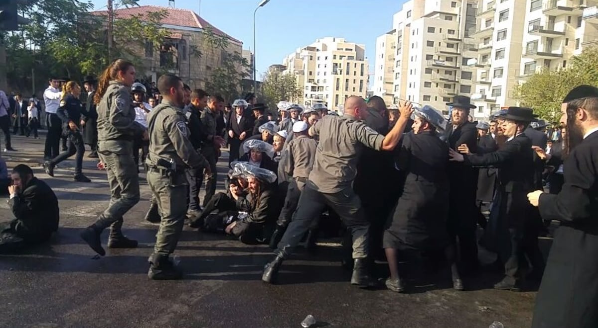 צפו: מג"בניק דוחף בברוטאליות מפגין חרדי