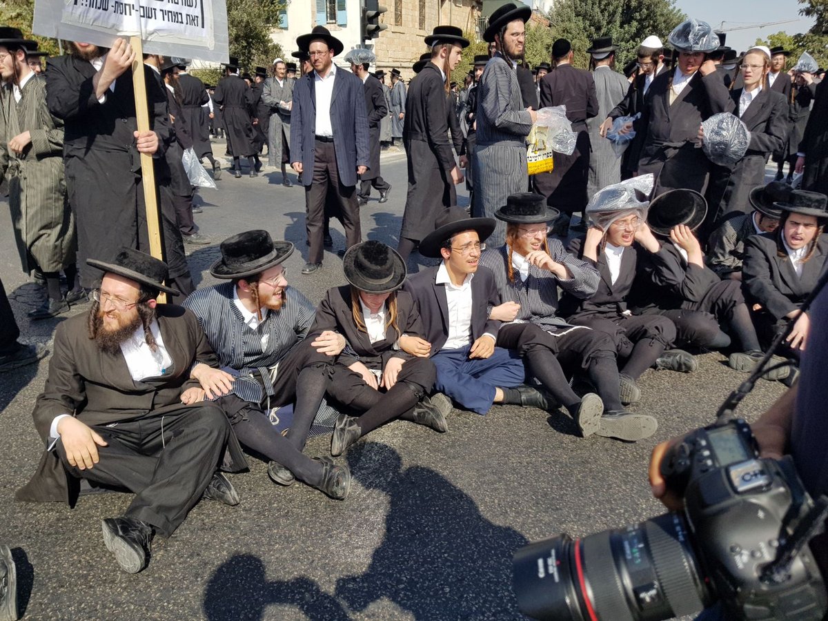 הקנאים בהפגנה סוערת נגד מעצר נכד האדמו"ר • תיעוד