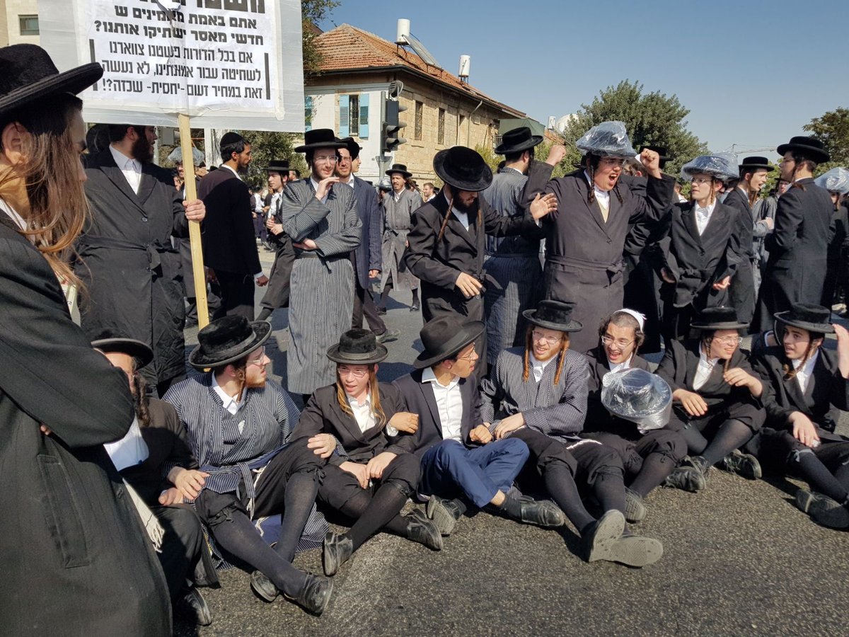 הקנאים בהפגנה סוערת נגד מעצר נכד האדמו"ר • תיעוד