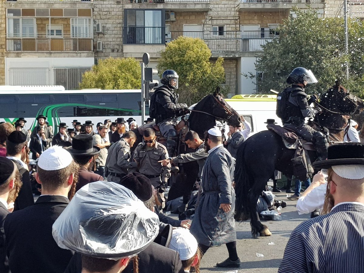 הקנאים בהפגנה סוערת נגד מעצר נכד האדמו"ר • תיעוד