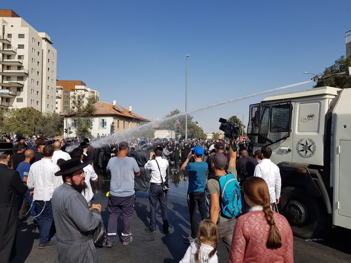 הקנאים בהפגנה סוערת נגד מעצר נכד האדמו"ר • תיעוד