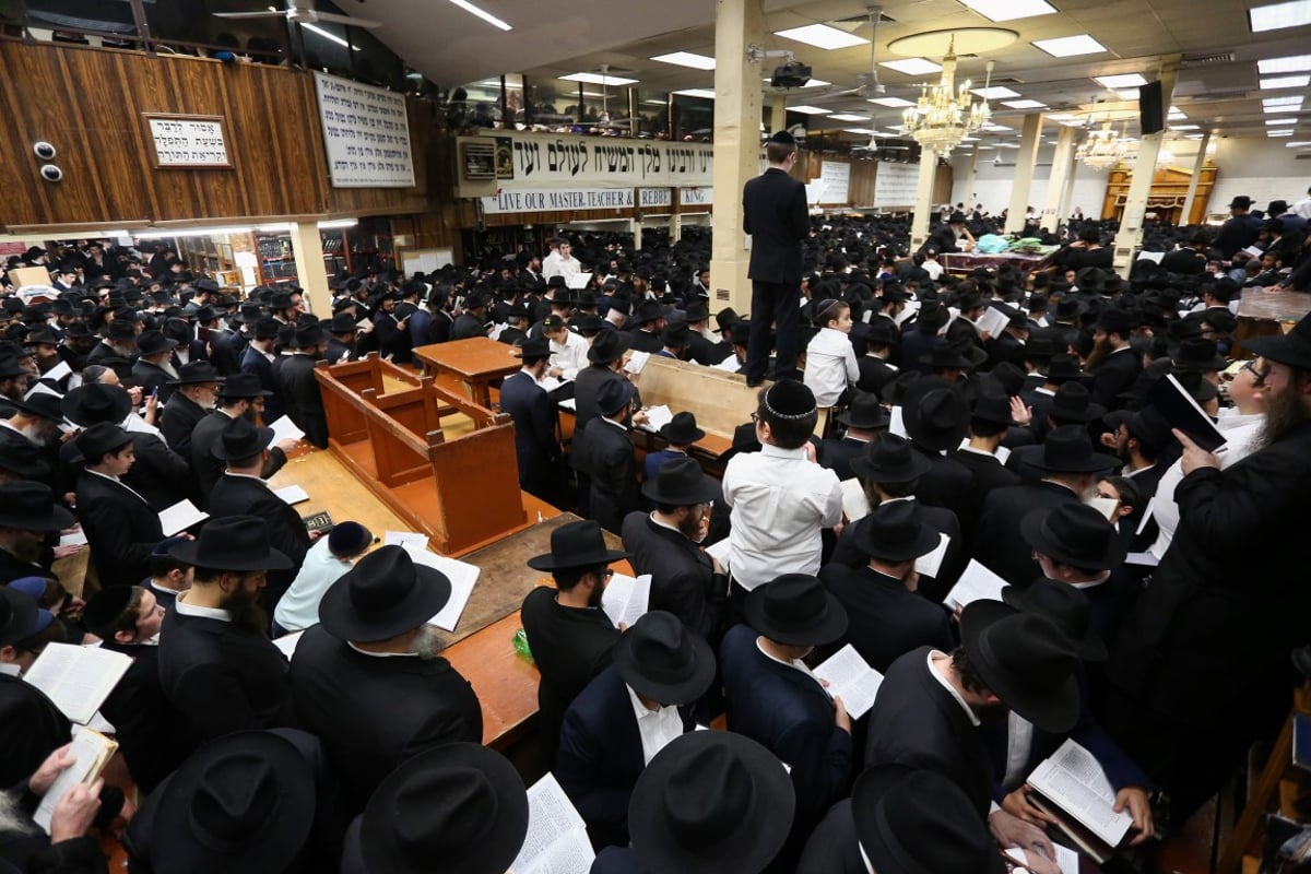 אלפים בסליחות במרכז חב"ד העולמי • צפו