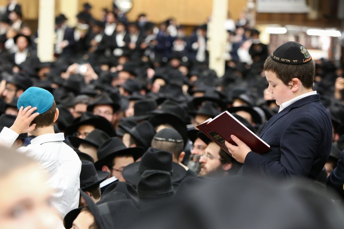 אלפים בסליחות במרכז חב"ד העולמי • צפו